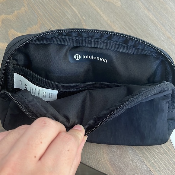 NWT lululemon MINI black belt bag - Picture 4 of 5
